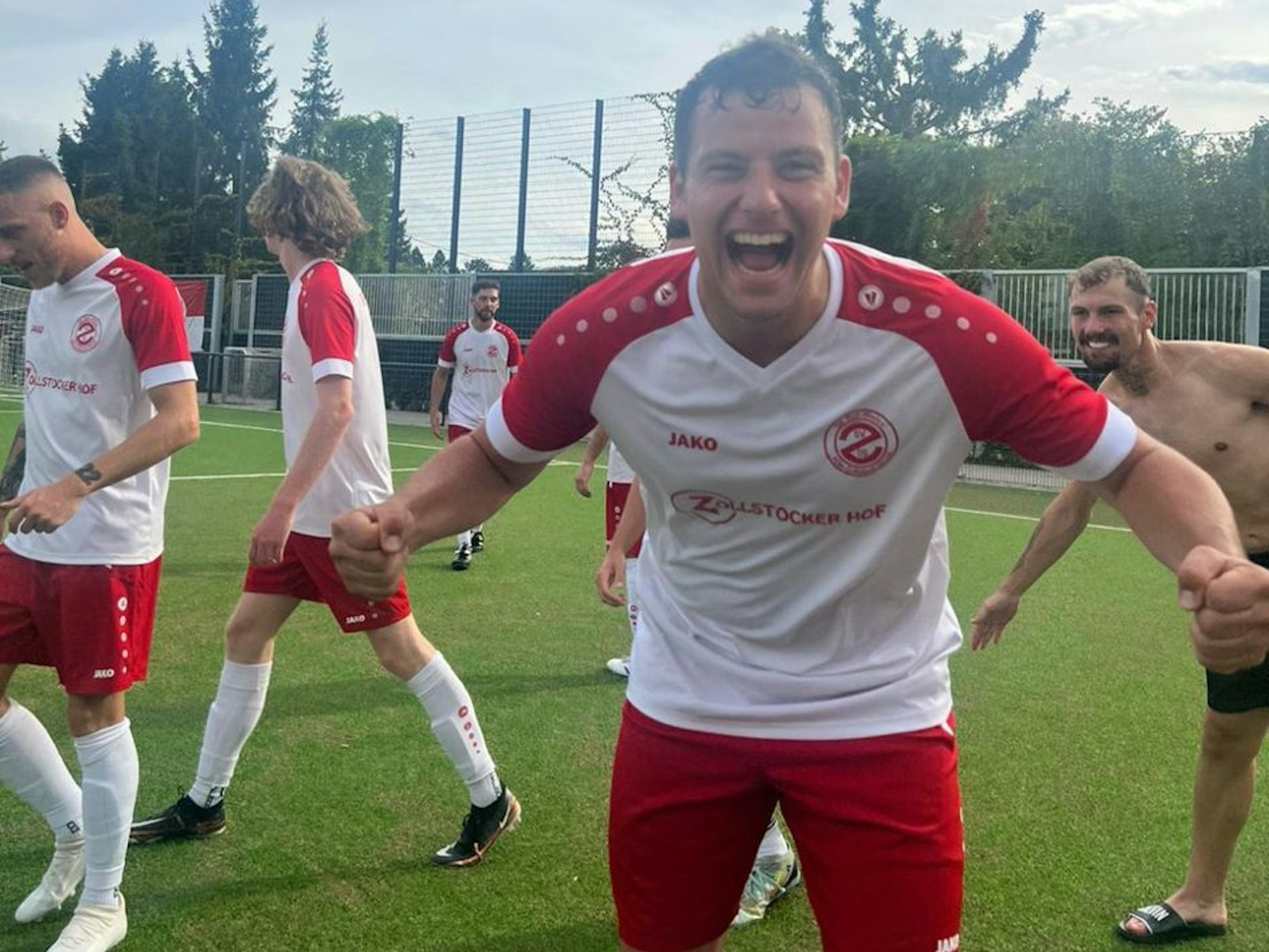 Gianluca Miranda jubelt über ein Tor.