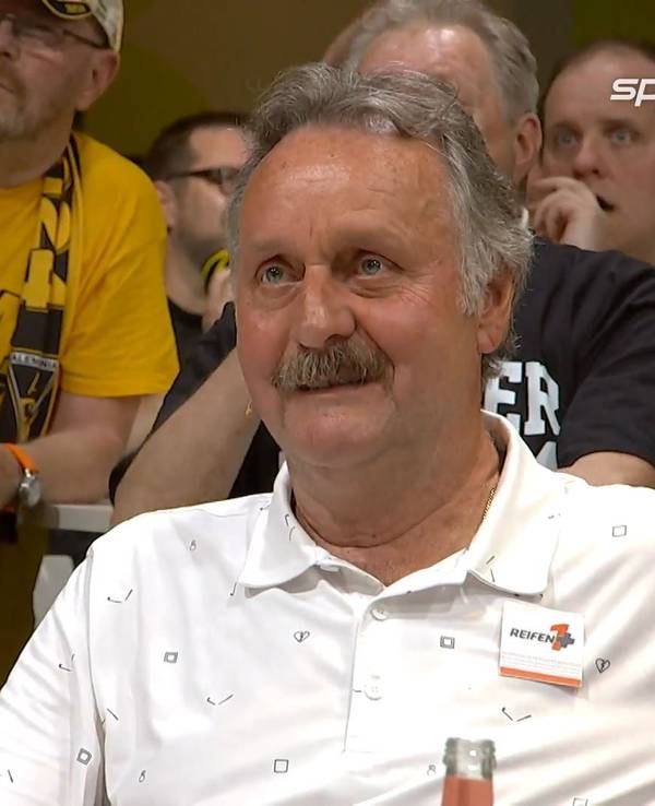 Peter Neururer sitzt im Fantalk auf Sport1