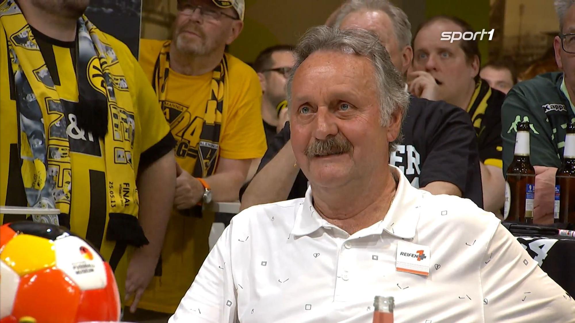 Peter Neururer sitzt im Fantalk auf Sport1