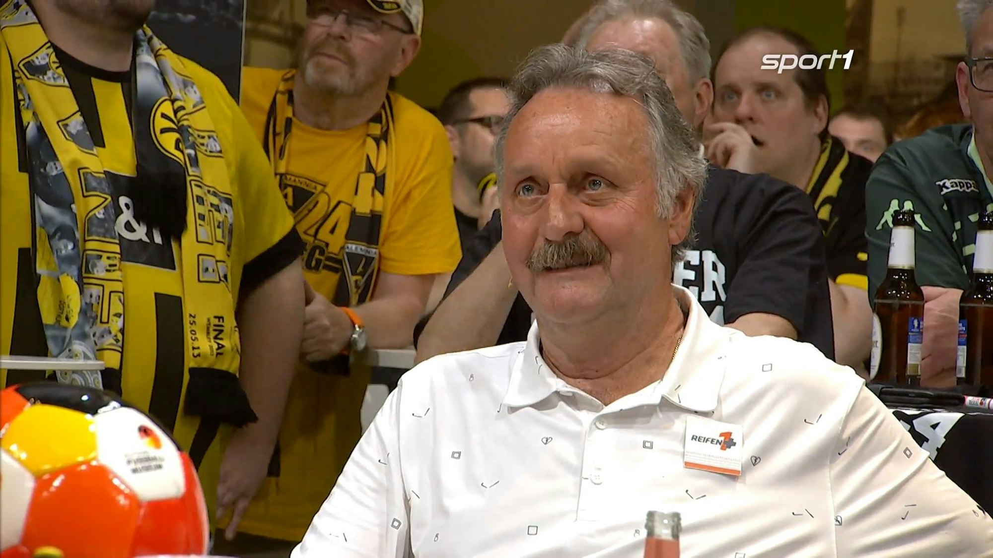 Peter Neururer sitzt im Fantalk auf Sport1