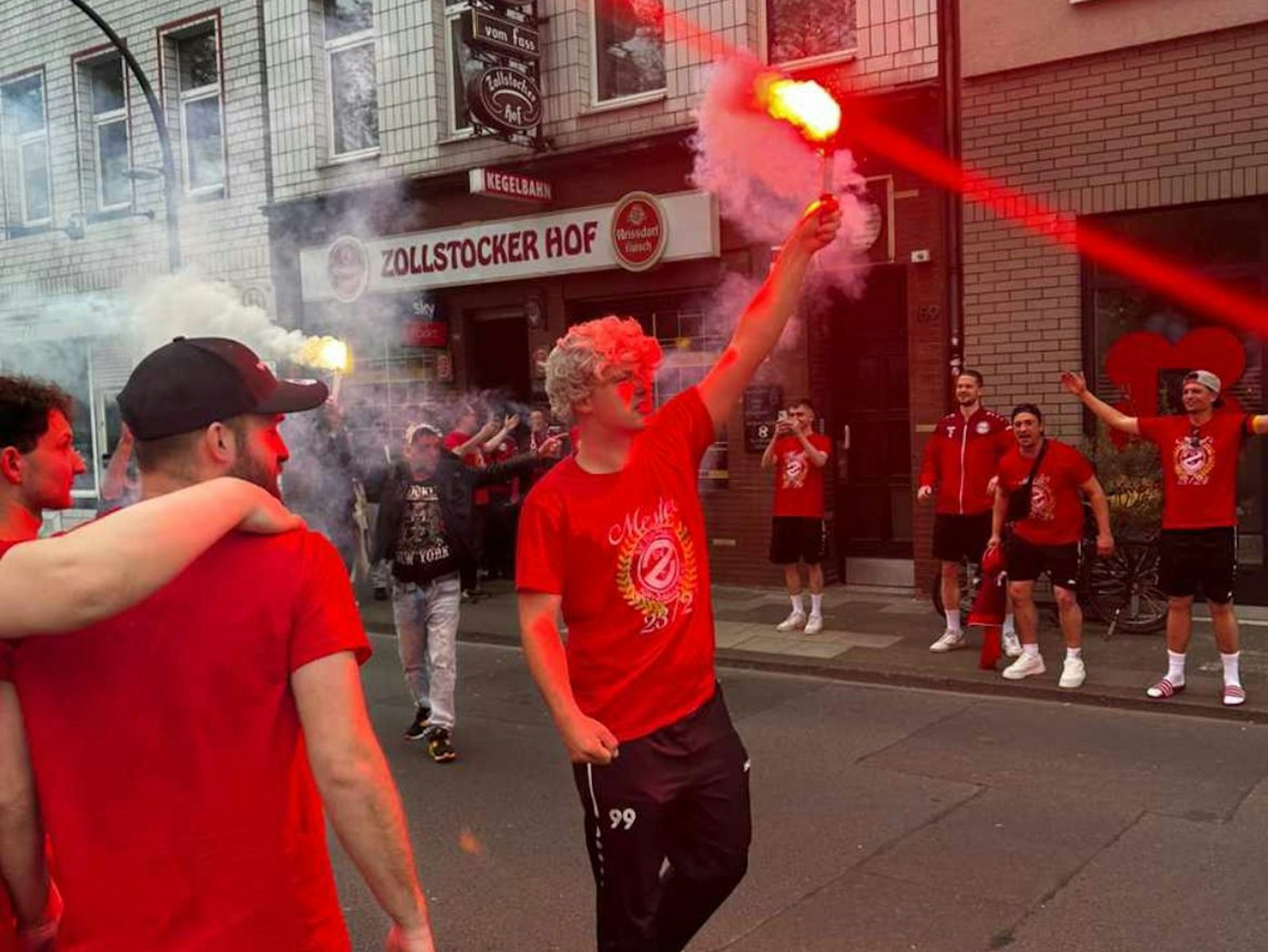 Spieler von RW Zollstock feiern den Aufstieg mit Pyrotechnik.