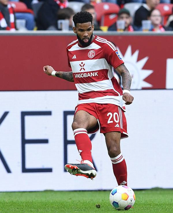 Jamil Siebert am Ball während des Zweitligaspiels von Fortuna Düsseldorf gegen den 1. FC Nürnberg am 3. Mai 2024.