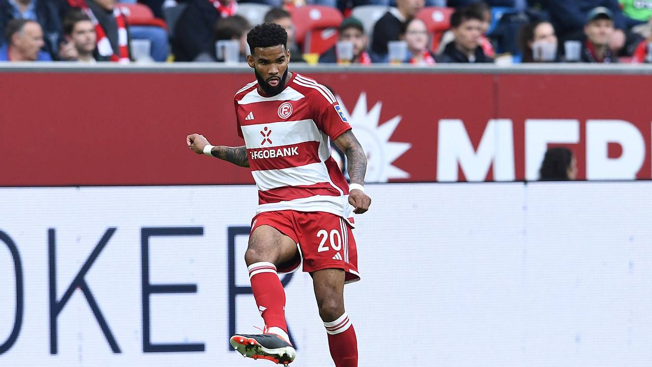 Jamil Siebert am Ball während des Zweitligaspiels von Fortuna Düsseldorf gegen den 1. FC Nürnberg am 3. Mai 2024.