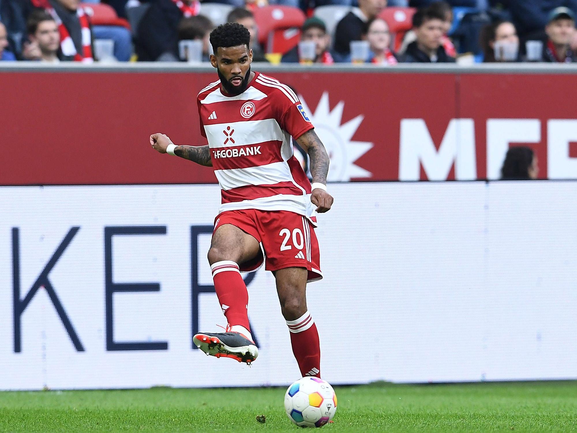 Jamil Siebert am Ball während des Zweitligaspiels von Fortuna Düsseldorf gegen den 1. FC Nürnberg am 3. Mai 2024.