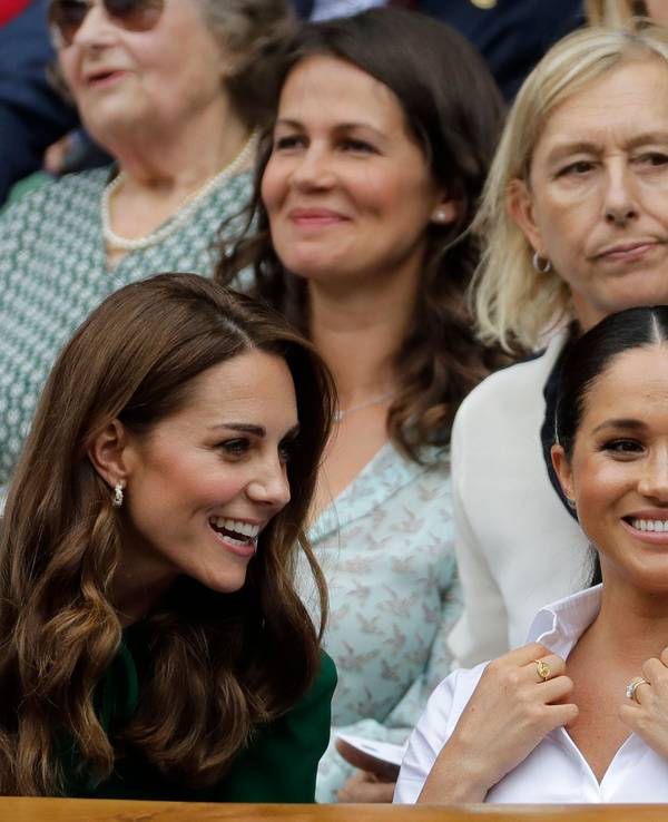 Da war noch alles gut, zumindest für die Augen der Öffentlichkeit: Kate (links), Herzogin von Cambridge, und Meghan, Herzogin von Sussex, lachen während eines Tennisspiels 2019 in Wimbledon miteinander.