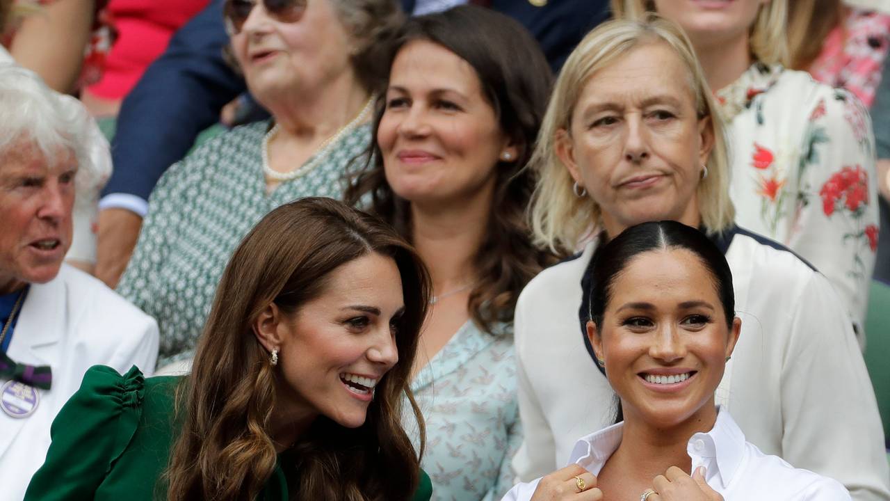 Da war noch alles gut, zumindest für die Augen der Öffentlichkeit: Kate (links), Herzogin von Cambridge, und Meghan, Herzogin von Sussex, lachen während eines Tennisspiels 2019 in Wimbledon miteinander.