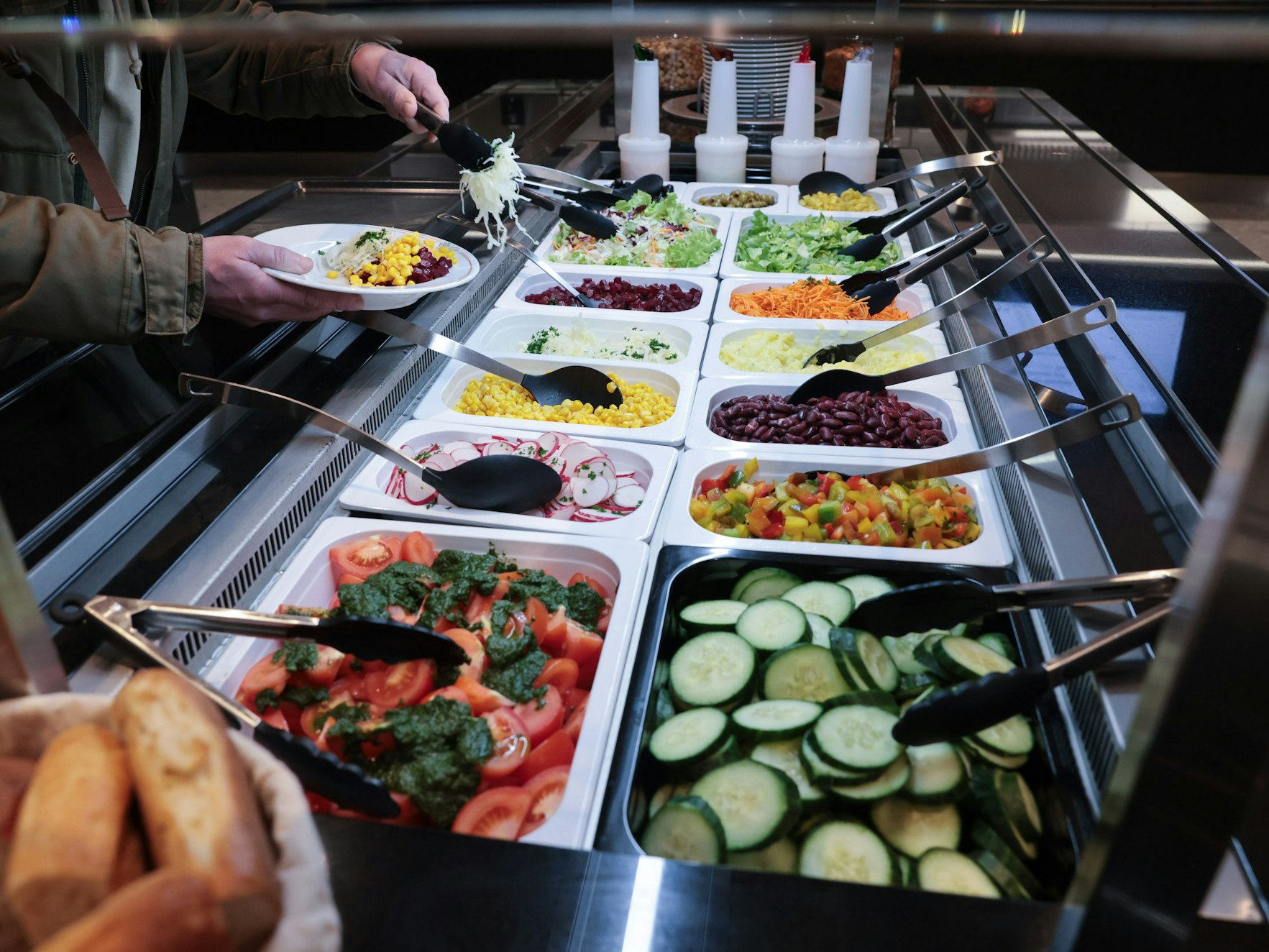 Eine Person bedient sich an einem Buffet, hier im April 2024 in Hamburg.