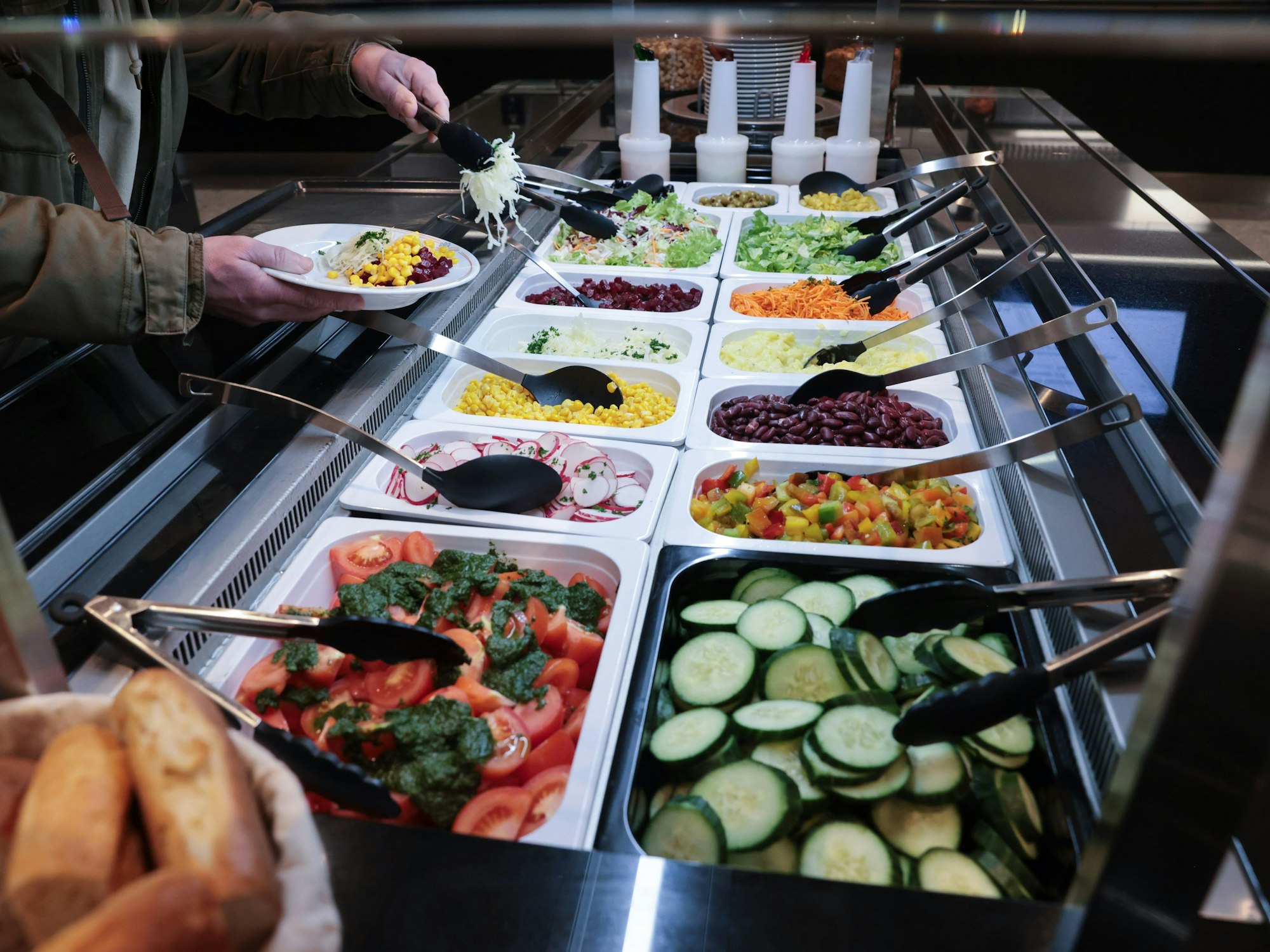 Eine Person bedient sich an einem Buffet, hier im April 2024 in Hamburg.