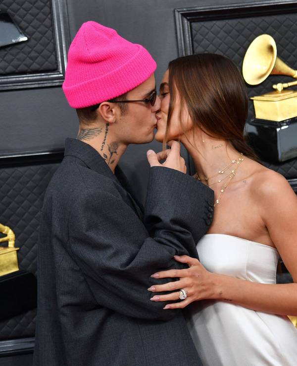 Justin Bieber und Hailey Bieber schmusen bei den Grammy Awards.
