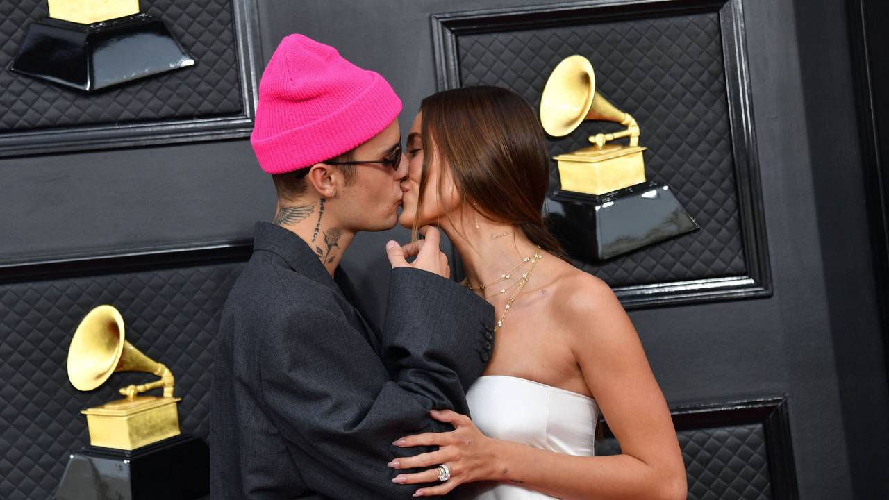 Justin Bieber und Hailey Bieber schmusen bei den Grammy Awards.