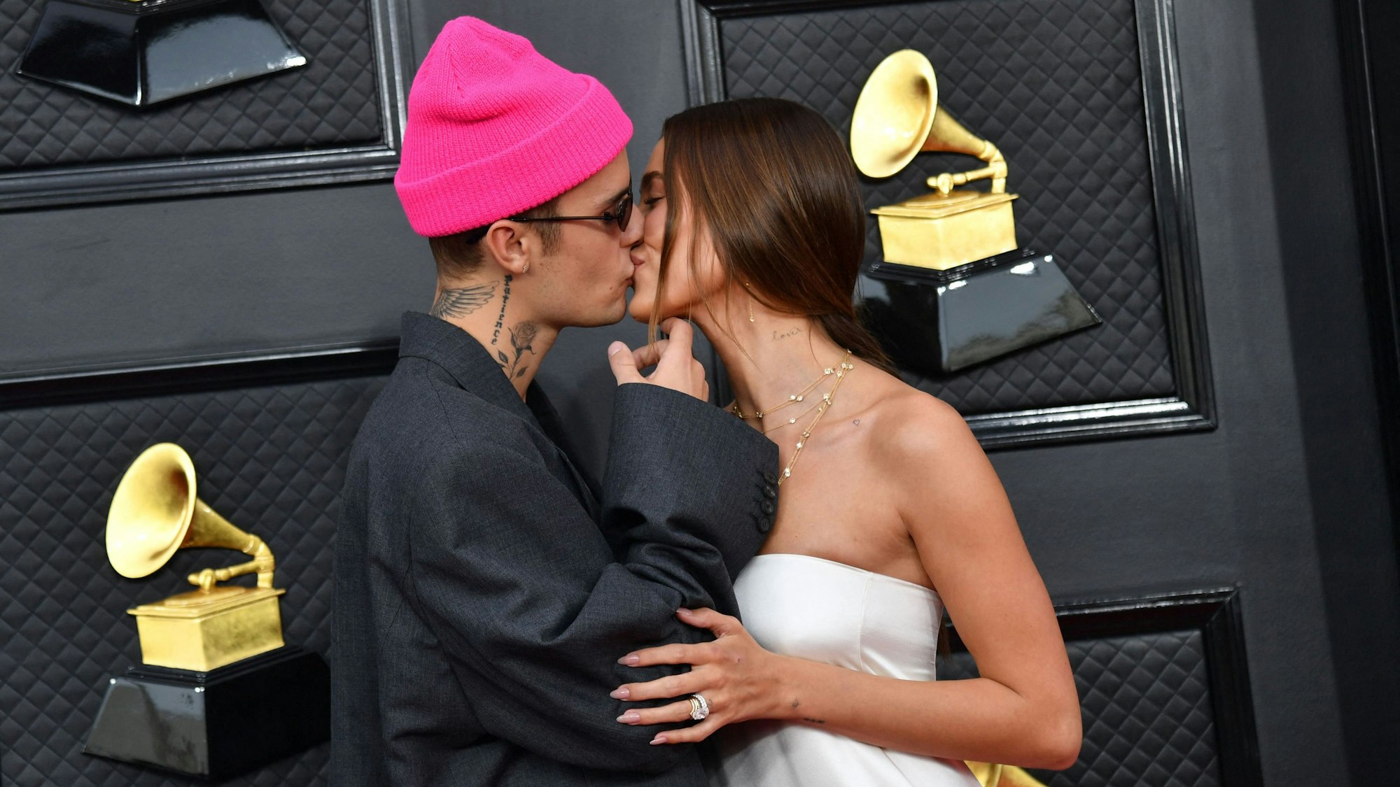 Justin Bieber und Hailey Bieber schmusen bei den Grammy Awards.