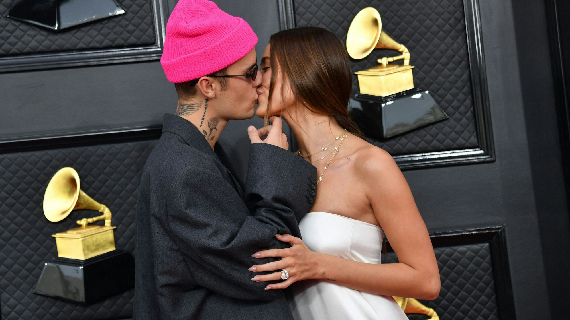 Der kanadische Singer-Songwriter Justin Bieber (L) und das US-Model Hailey Bieber kommen am 3. April 2022 zur 64. jährlichen Grammy-Verleihung in der MGM Grand Garden Arena in Las Vegas.
