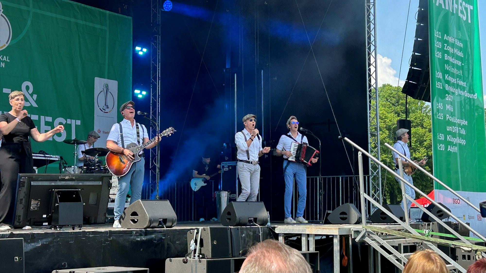 Die Klüngelköpp vor dem Kölner Stadion.