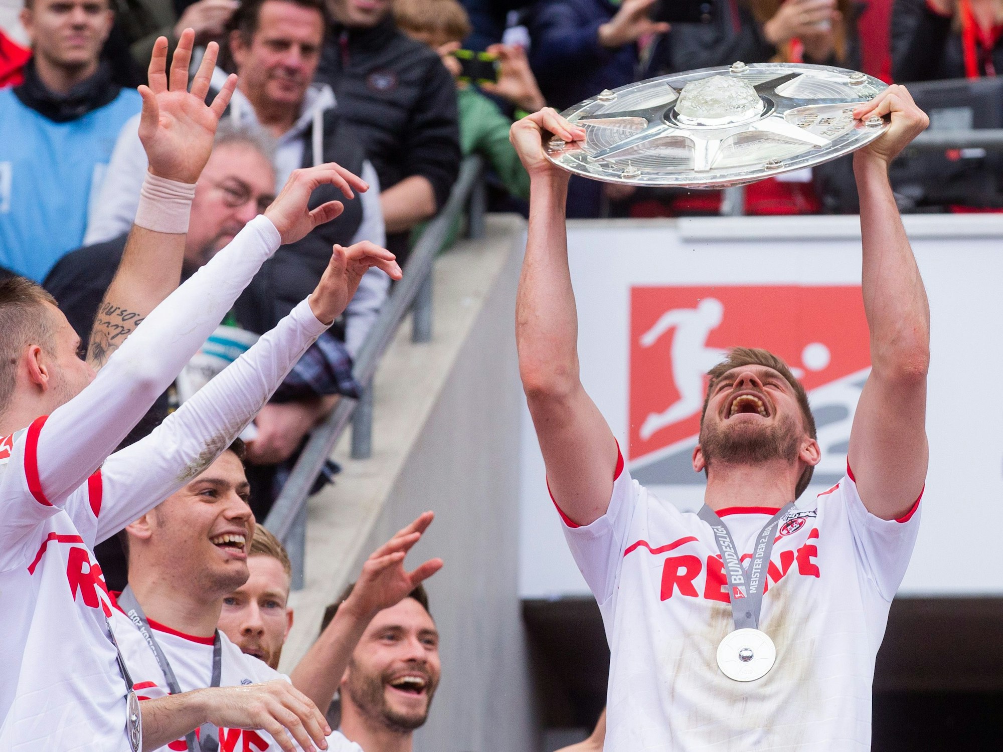 Ex-FC-Stürmer Simon Terodde feiert die Meisterschaft in der 2. Bundesliga am 12. Mai 2019.