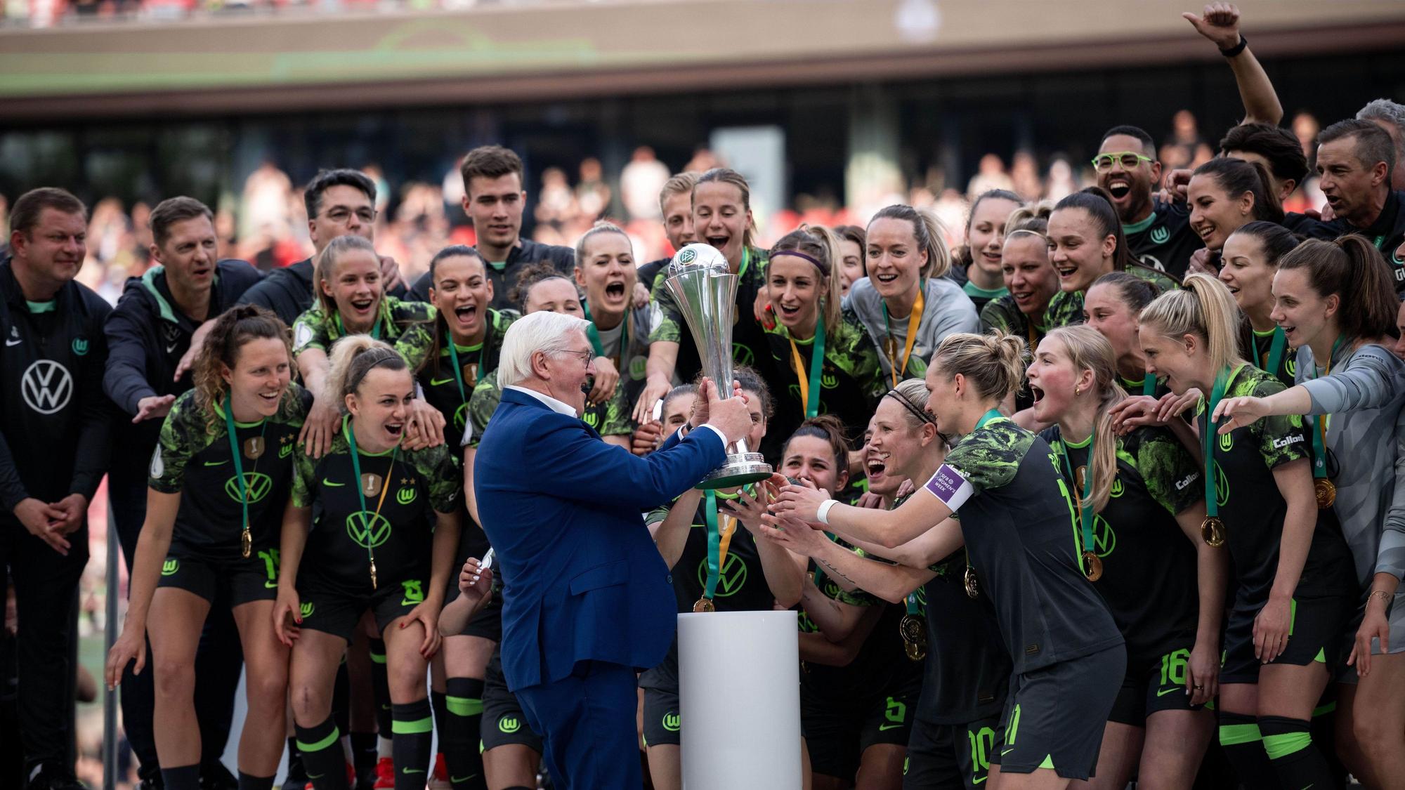 Bundespräsident Frank-Walter Steinmeier übergibt den Pokal.