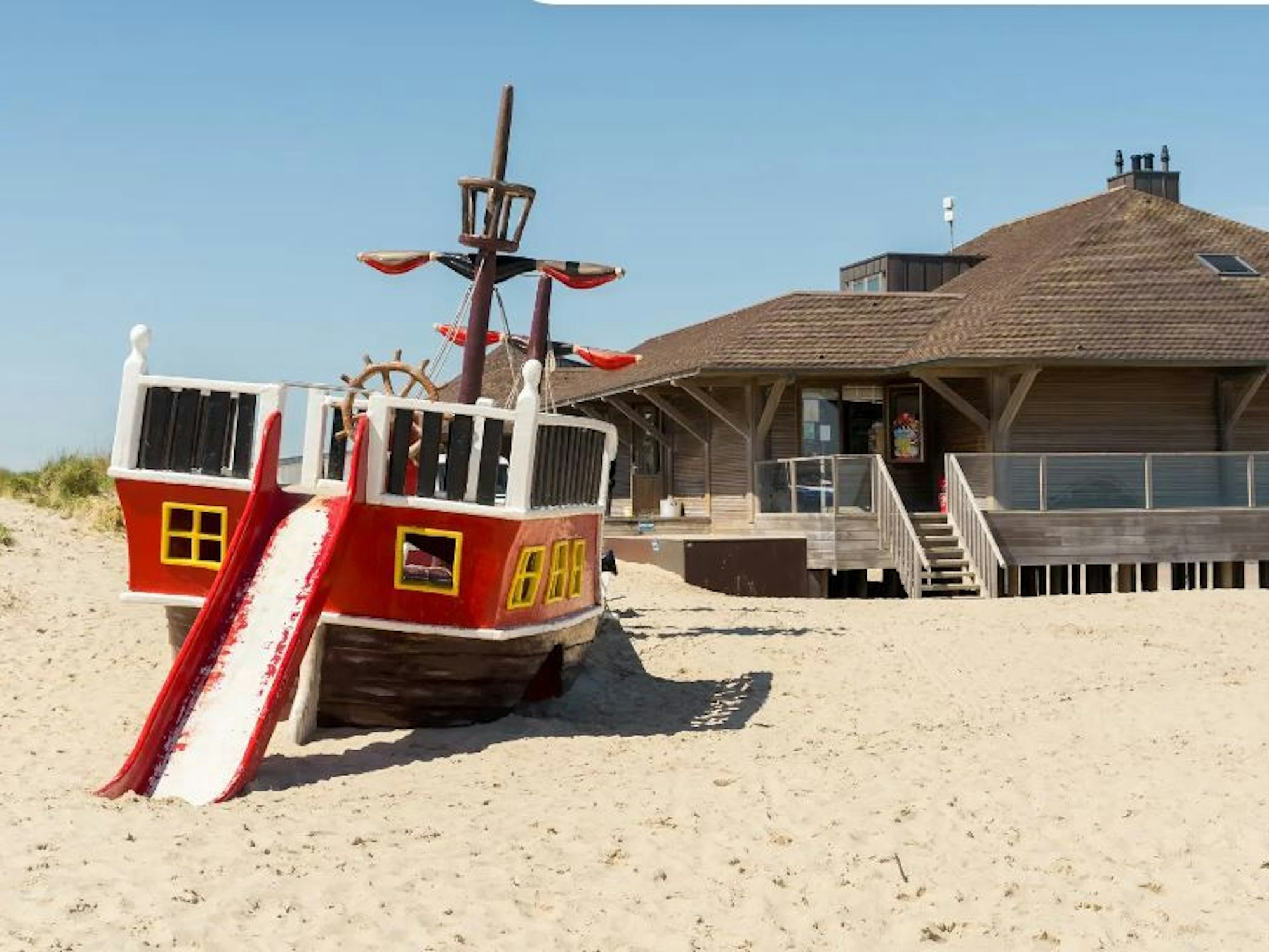 Strandbude De Piraat in Cadzand im Frühjahr 2024