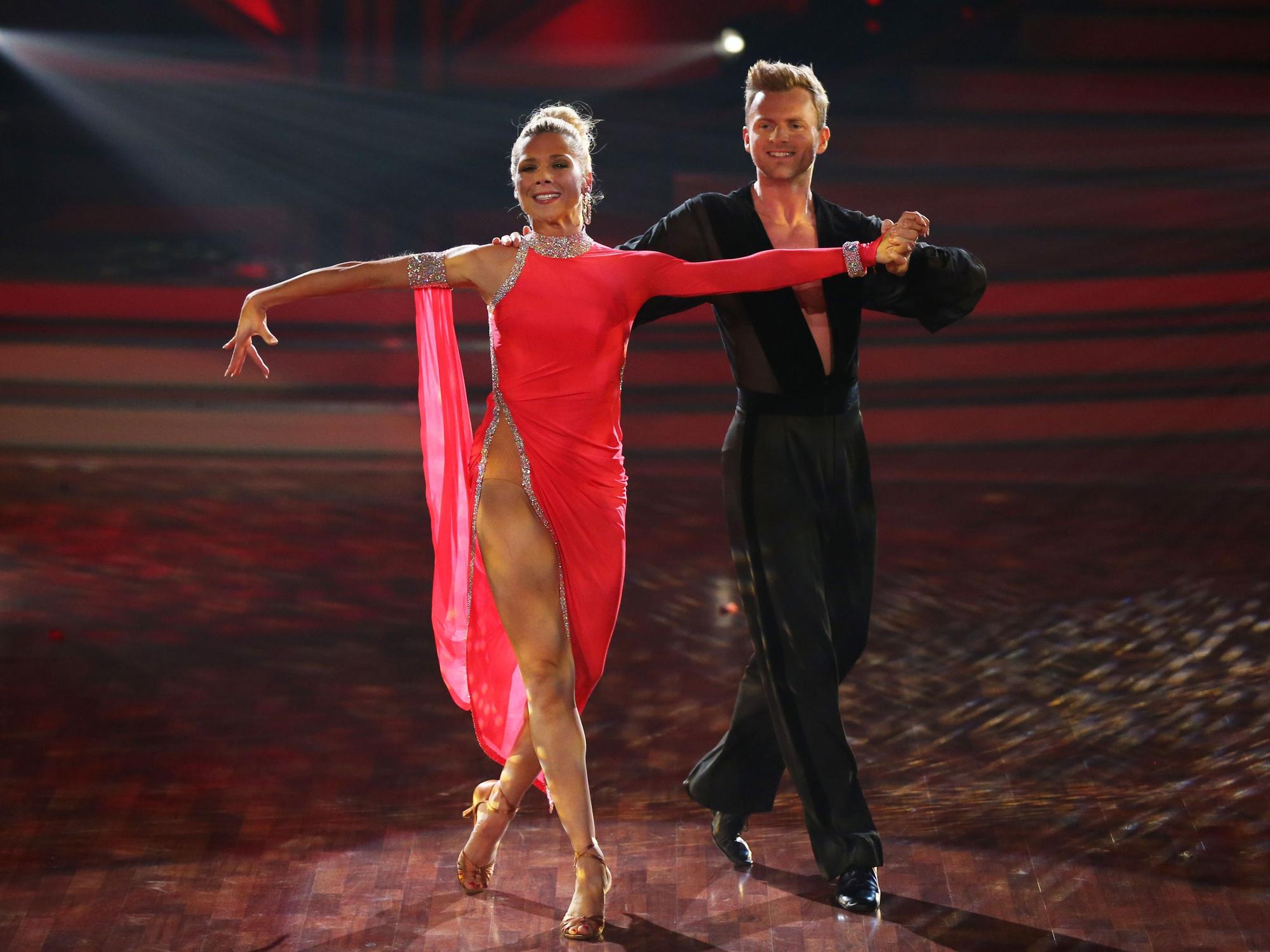Schauspielerin Tanja Szewczenko und Profitänzer Willi Gabalier tanzen im Coloneum in Köln (Nordrhein-Westfalen) im Finale der RTL-Tanzshow „Let's Dance“, hier im Mai 2014.