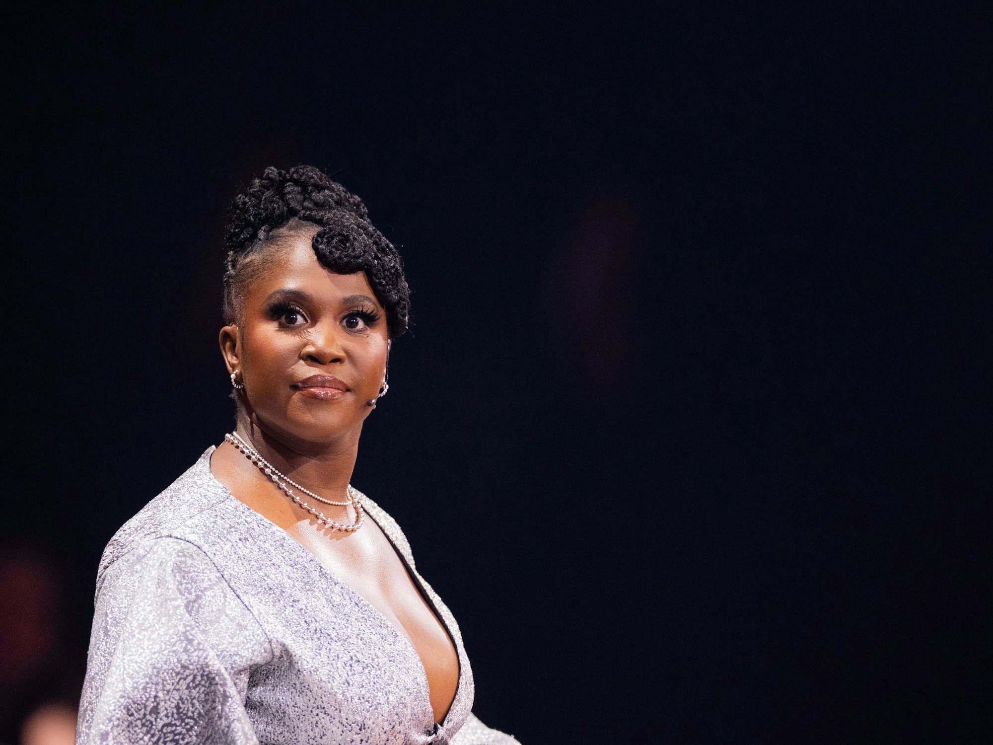 Motsi Mabuse, Jurymitglied, steht in der RTL-Tanzshow „Let's Dance“ auf dem Parkett im Coloneum in Köln, hier im März 2024.