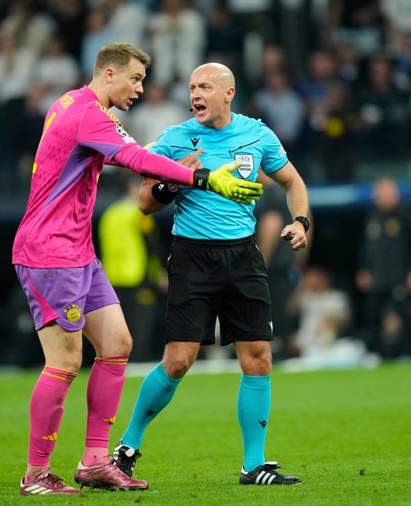 Manuel Neuer beschwert sich bei Schiedsrichter Szymon Marciniak.