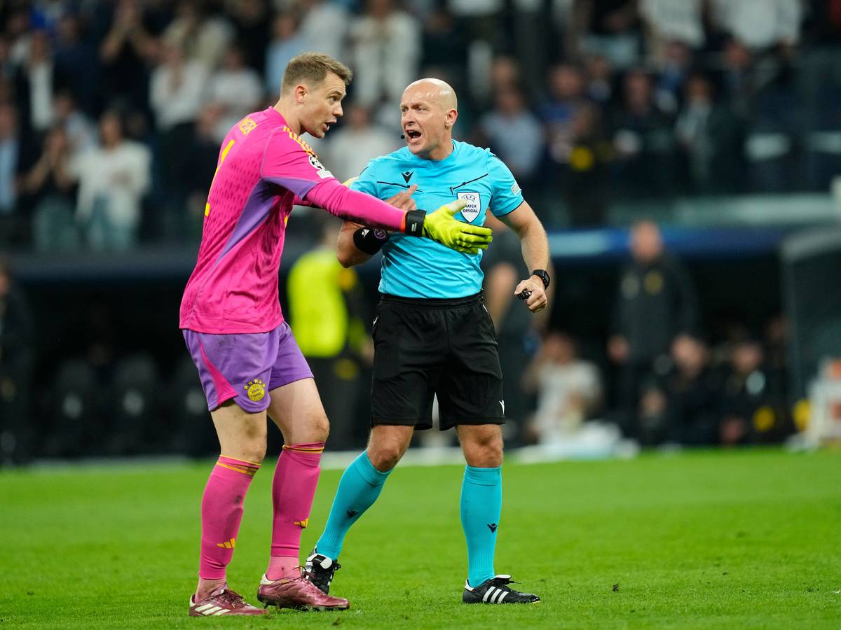 Manuel Neuer beschwert sich bei Schiedsrichter Szymon Marciniak.