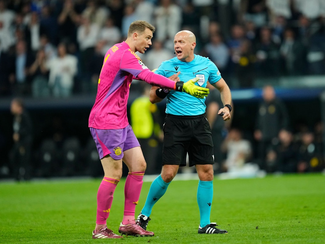 Manuel Neuer beschwert sich bei Schiedsrichter Szymon Marciniak.