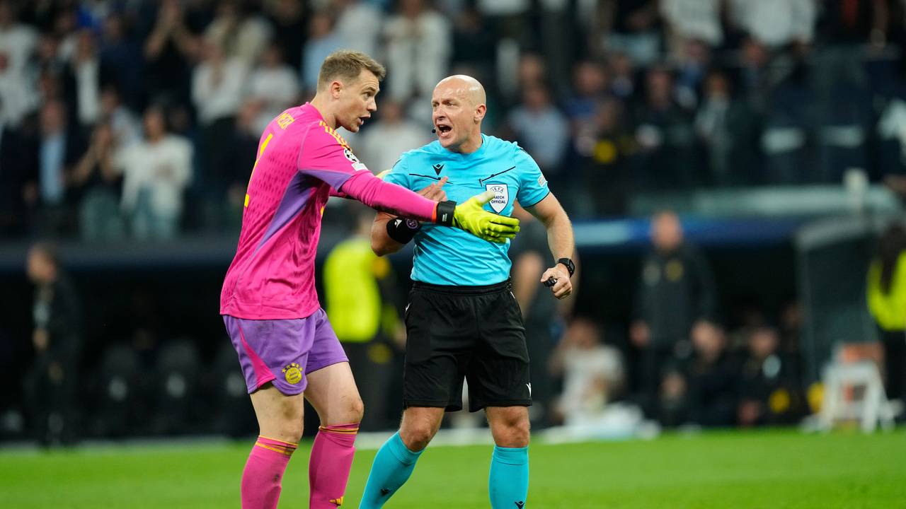 Manuel Neuer beschwert sich bei Schiedsrichter Szymon Marciniak.