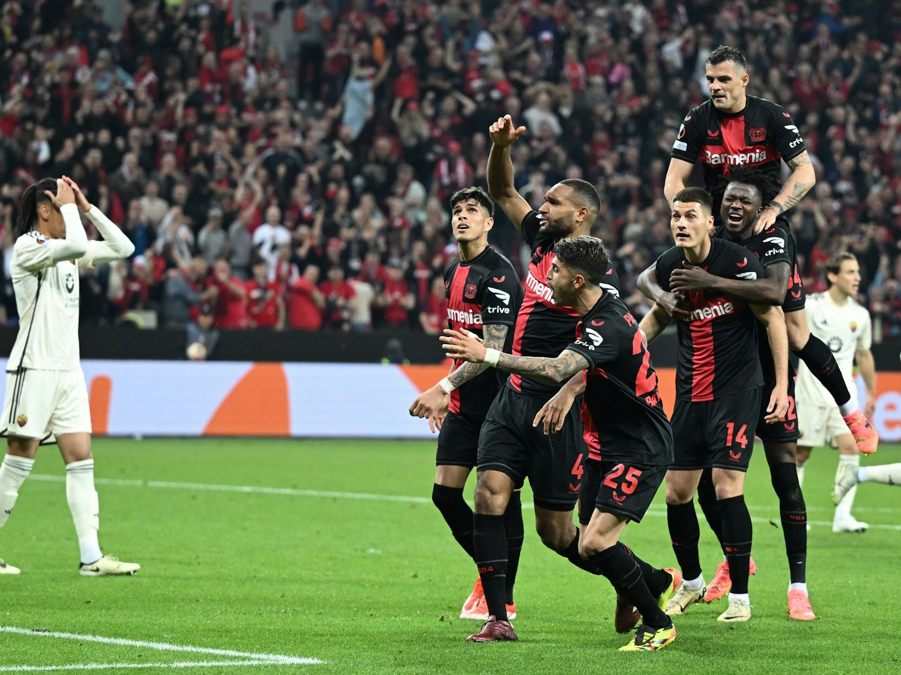 Leverkusens Spieler jubel nach dem Eigentor durch Roms Mancini.