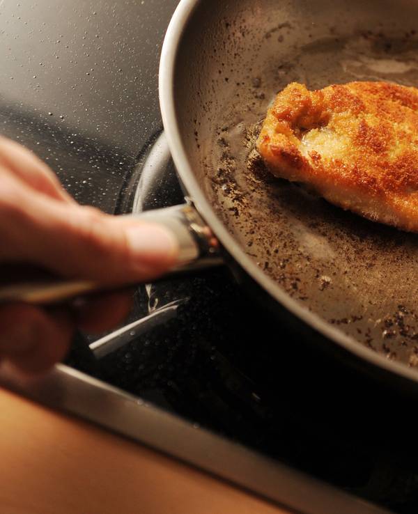 Ein Schweineschnitzel wird am 23.10.2012 in Hamburg in einer Küche gebraten.