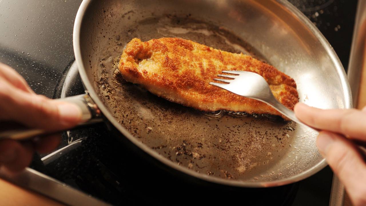 Ein Schweineschnitzel wird am 23.10.2012 in Hamburg in einer Küche gebraten.