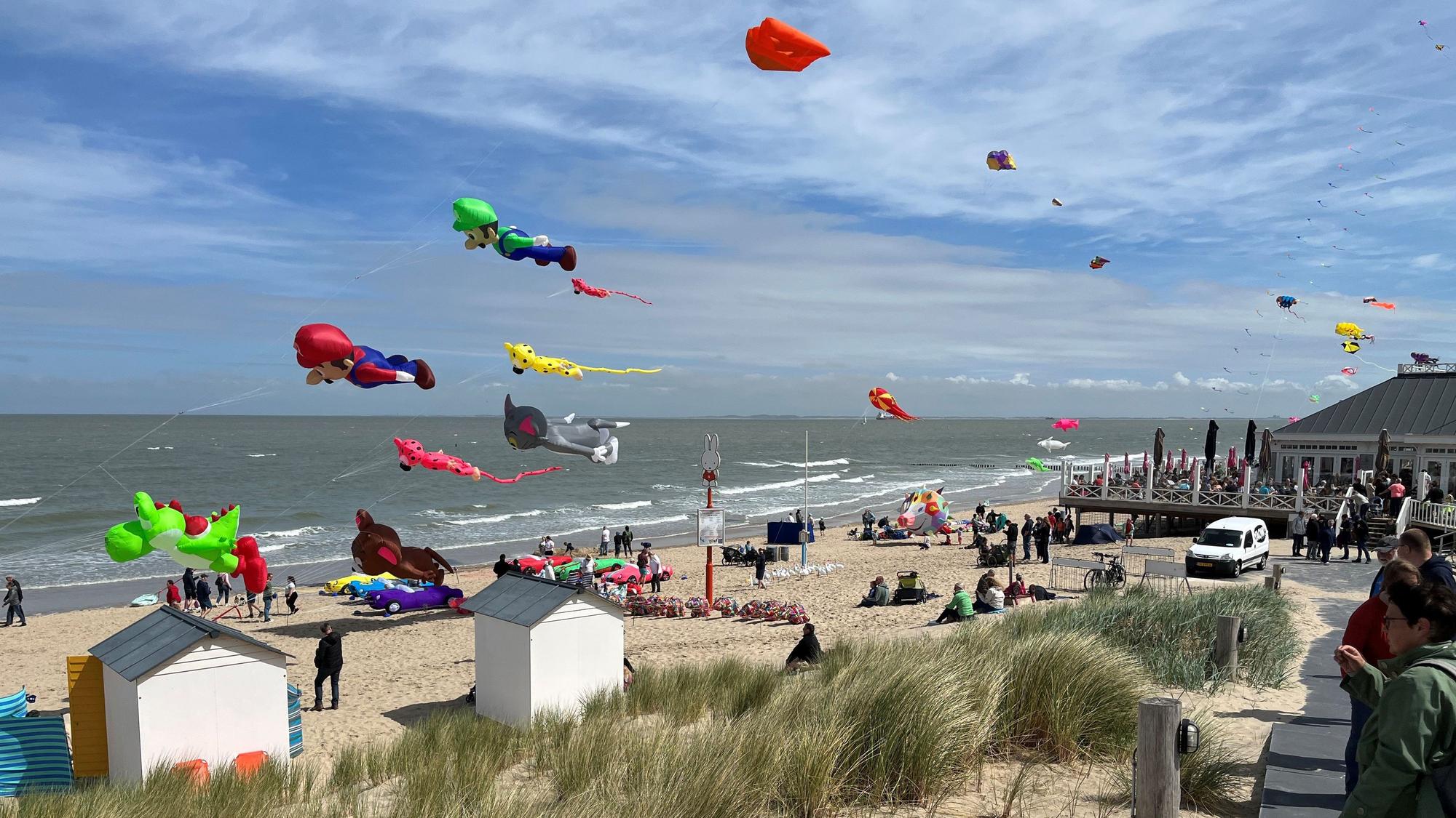 Drachenfestival in Cadzand/Niederlande
an der Strandbude Caricole