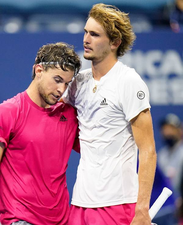 Dominic Thiem (l) aus Österreich und Alexander Zverev aus Deutschland umarmen sich nach dem Spiel.
