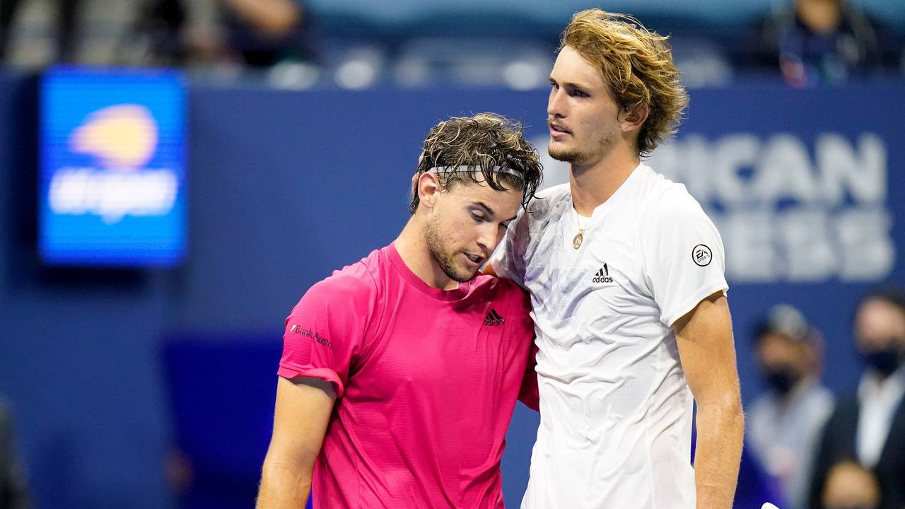 Dominic Thiem (l) aus Österreich und Alexander Zverev aus Deutschland umarmen sich nach dem Spiel.