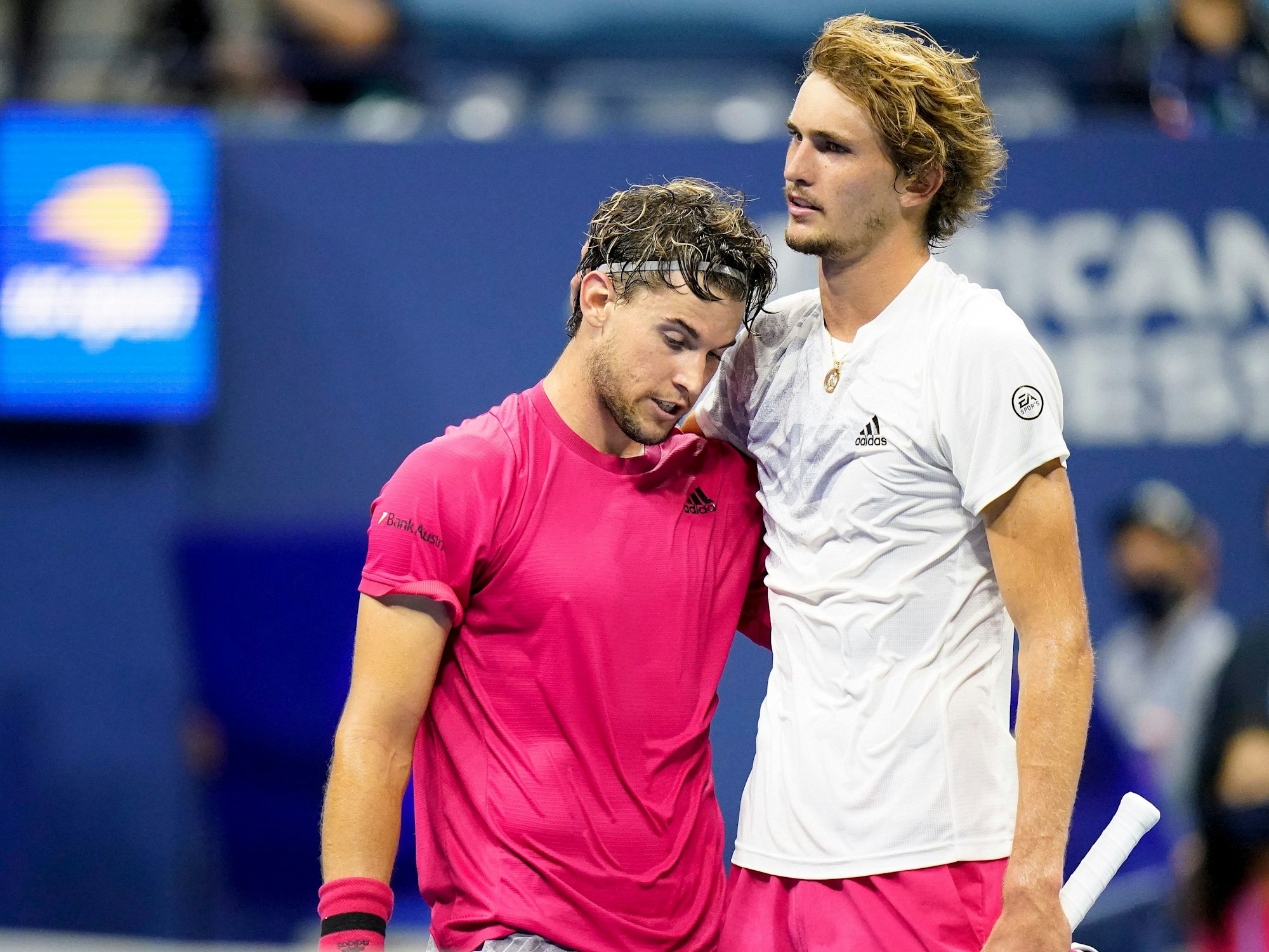 Dominic Thiem (l) aus Österreich und Alexander Zverev aus Deutschland umarmen sich nach dem Spiel.