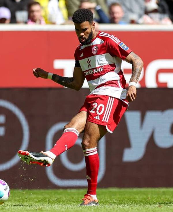 Jamil Siebert schießt den Ball.