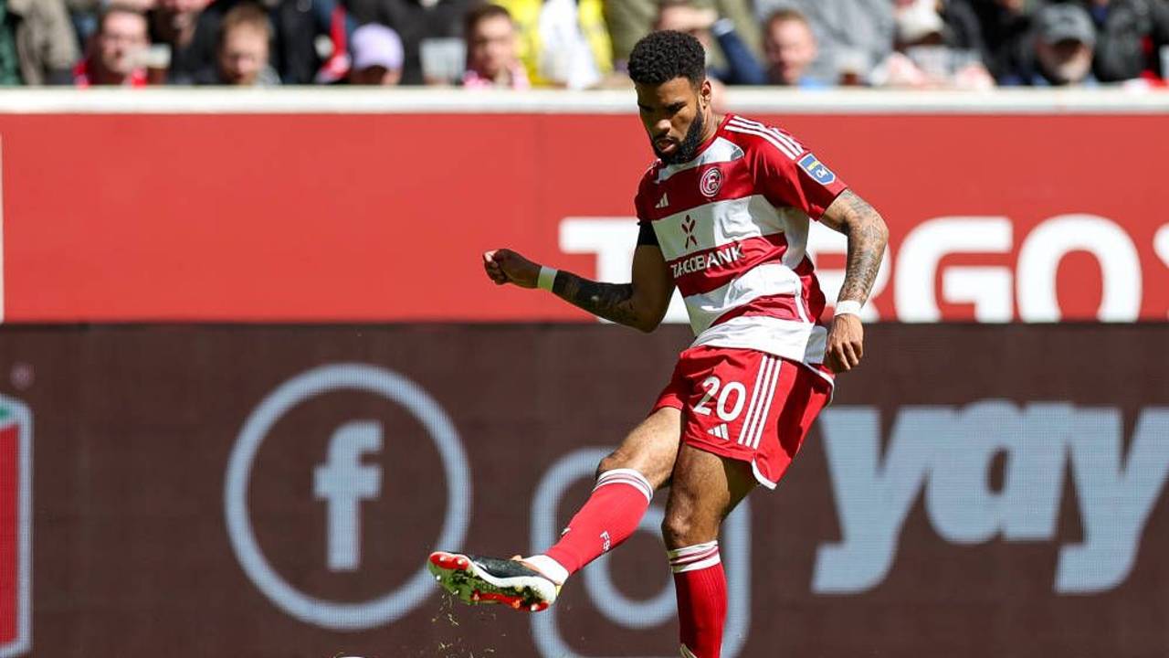 Jamil Siebert schießt den Ball.