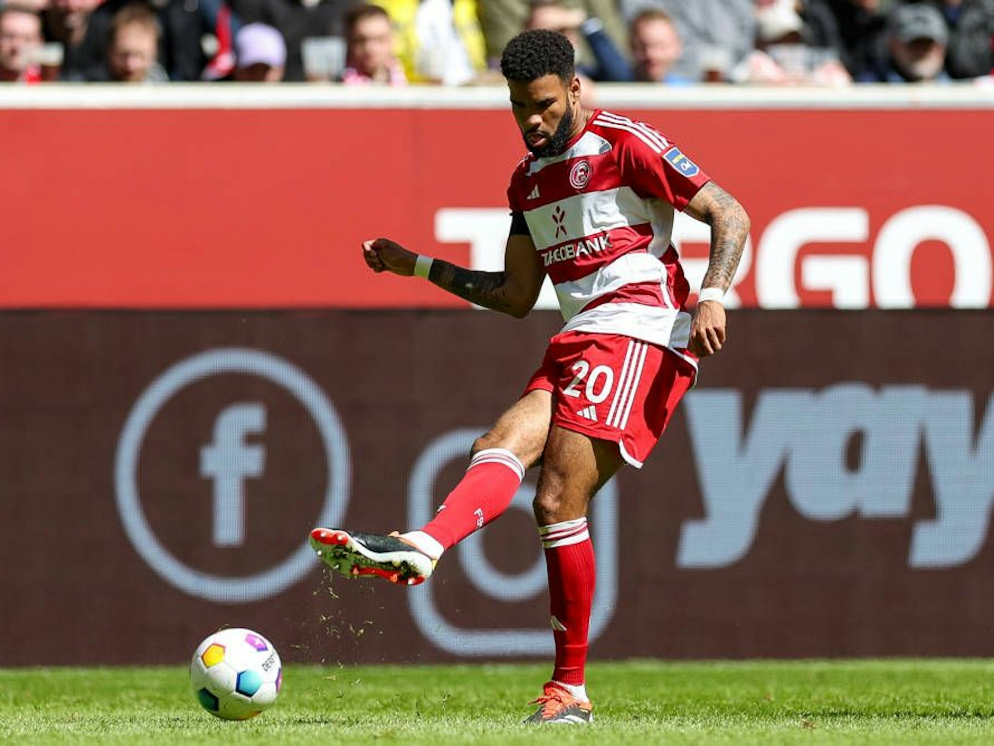 Jamil Siebert schießt den Ball.