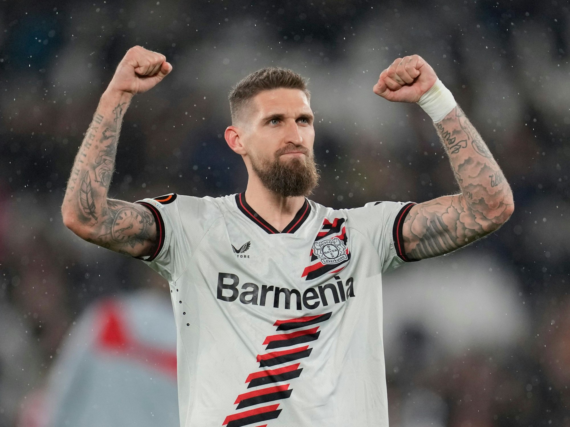 Leverkusens Robert Andrich jubelt nach dem Spiel.