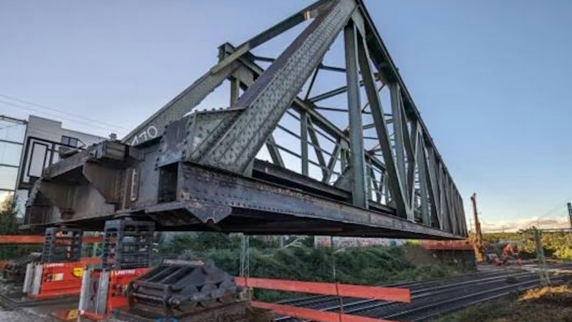 Die Bahnbrücke am Eifelwall wird saniert. Auch die drei Gleise unter der Brücke müssen gesperrt werden.