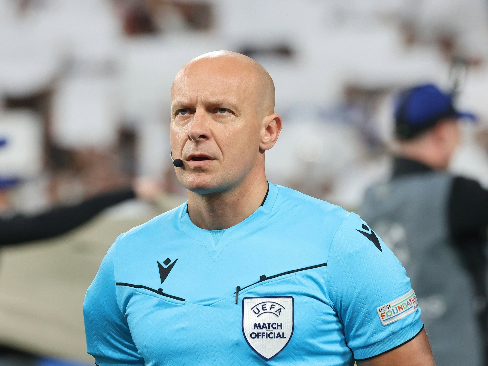 Schiedsrichter Szymon Marciniak schaut ernst.
