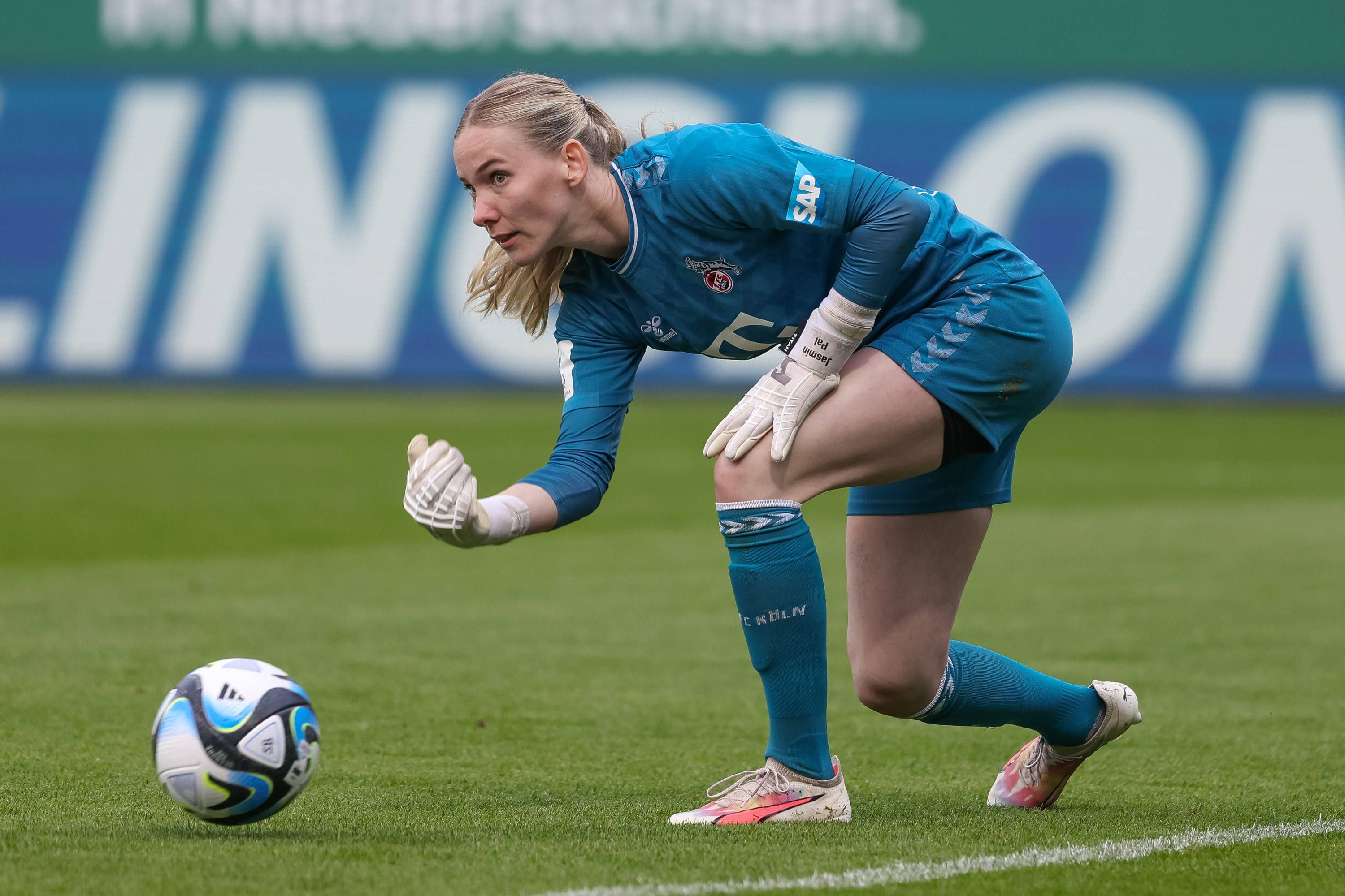 Jasmin Pal rollt den Ball ab.