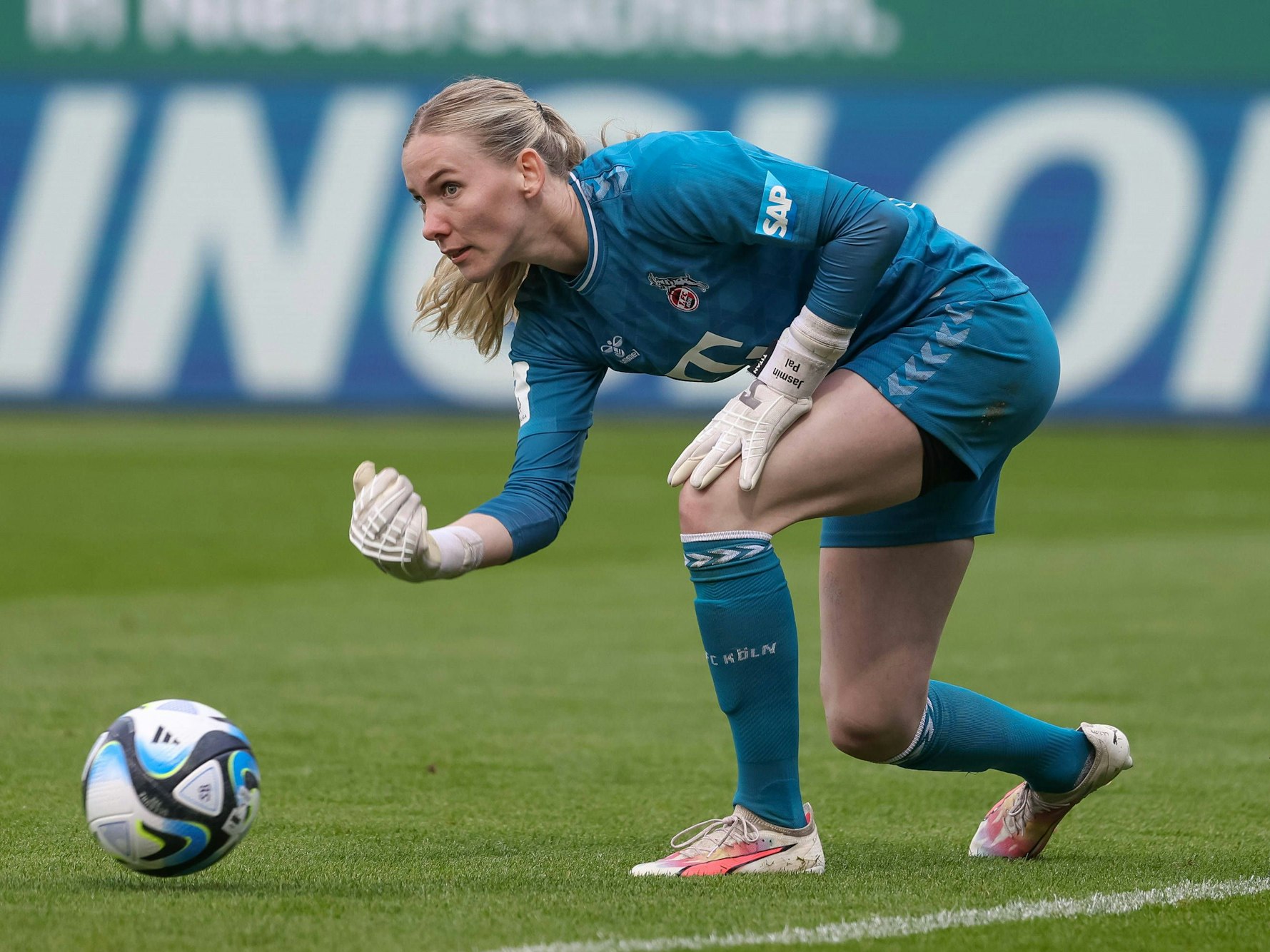 Jasmin Pal rollt den Ball ab.