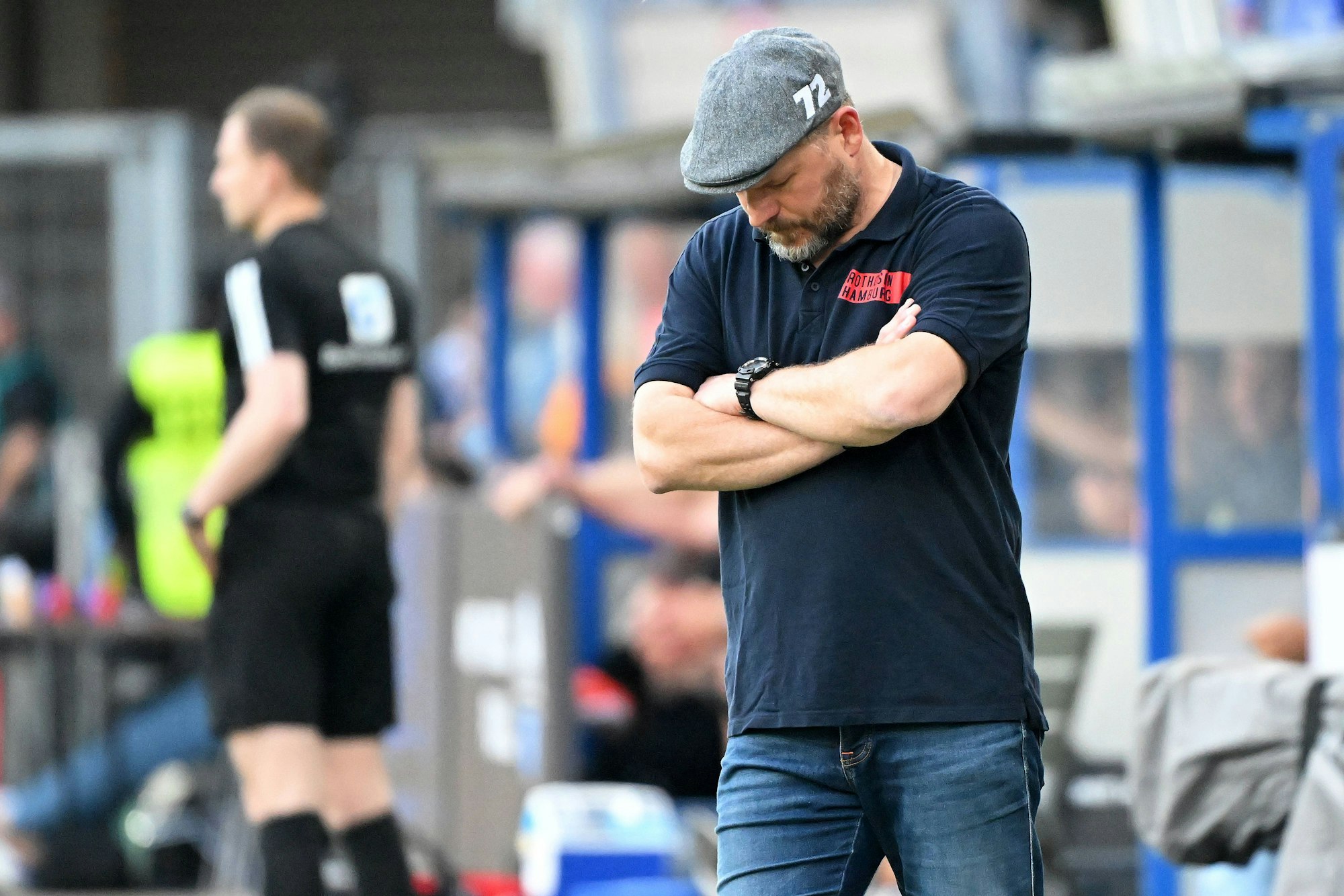 Steffen Baumgart senkt enttäuscht den Kopf.