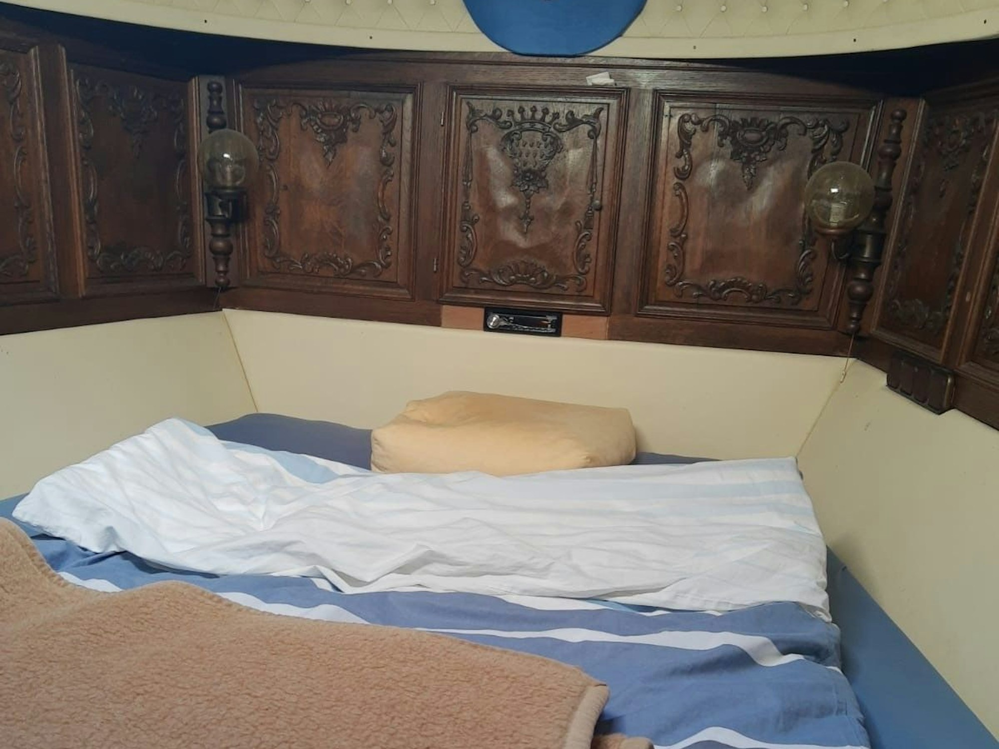 Blick in das Schlafzimmer auf einem Schiff.