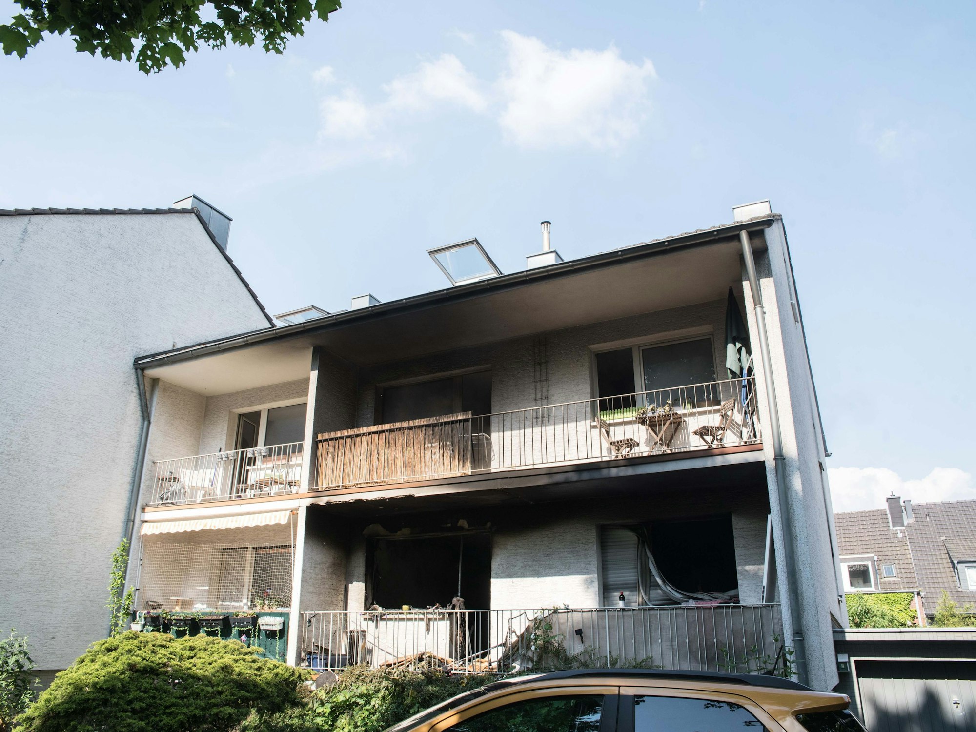 Blick auf ein ausgebranntes Haus.