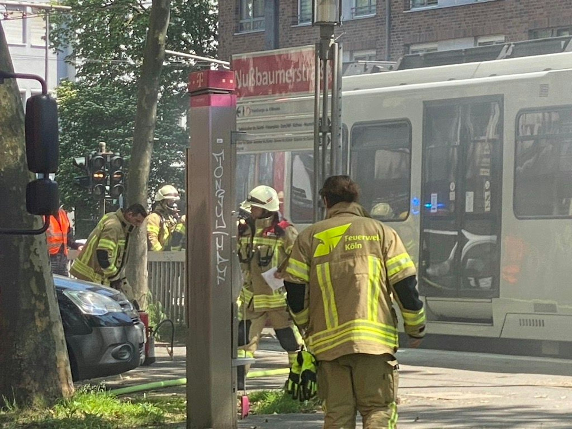 Einsatz der Feuerwehr an einer KVB-Haltestelle in Köln.