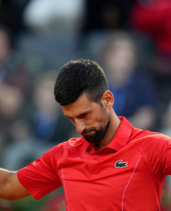 Novak Djokovic gestikuliert während des Spiels.