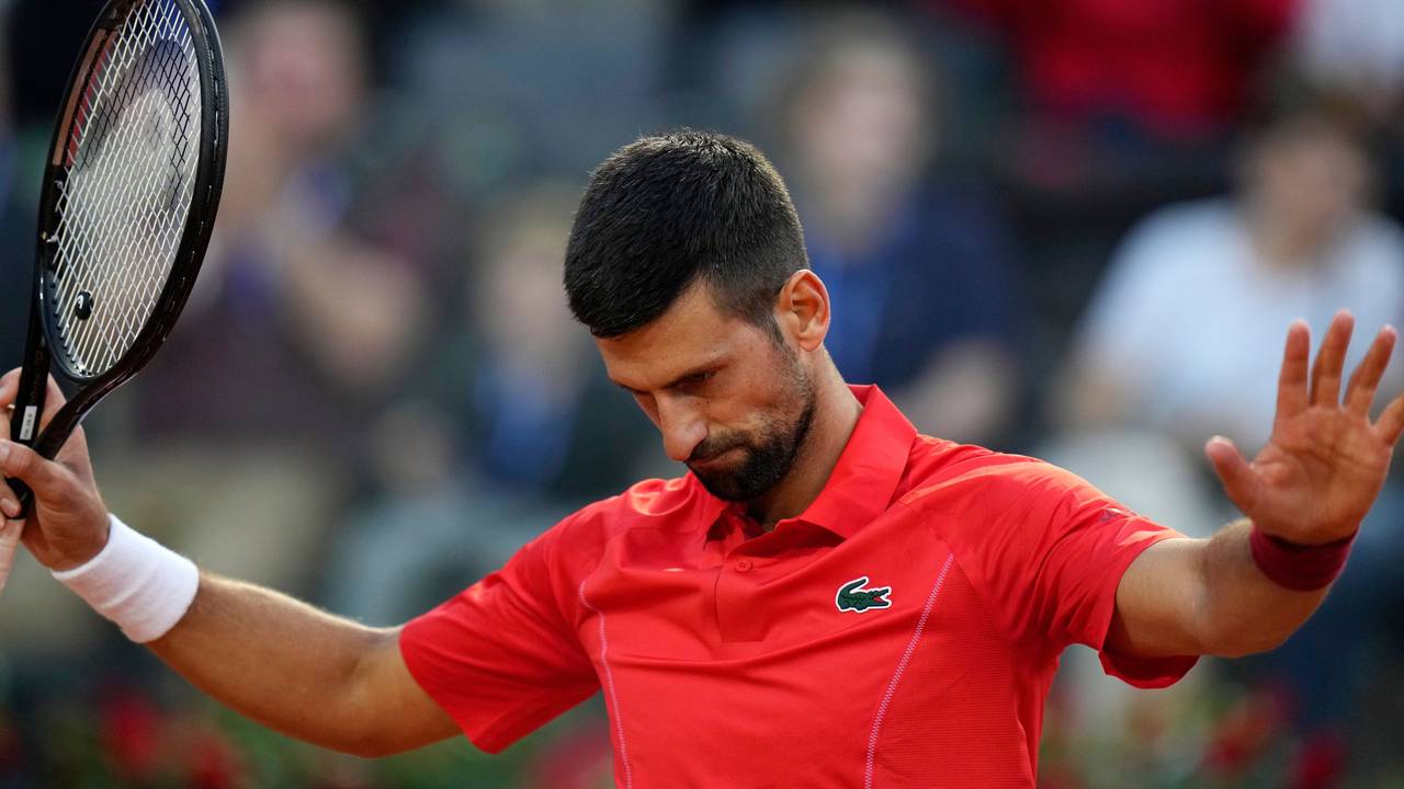 Novak Djokovic gestikuliert während des Spiels.