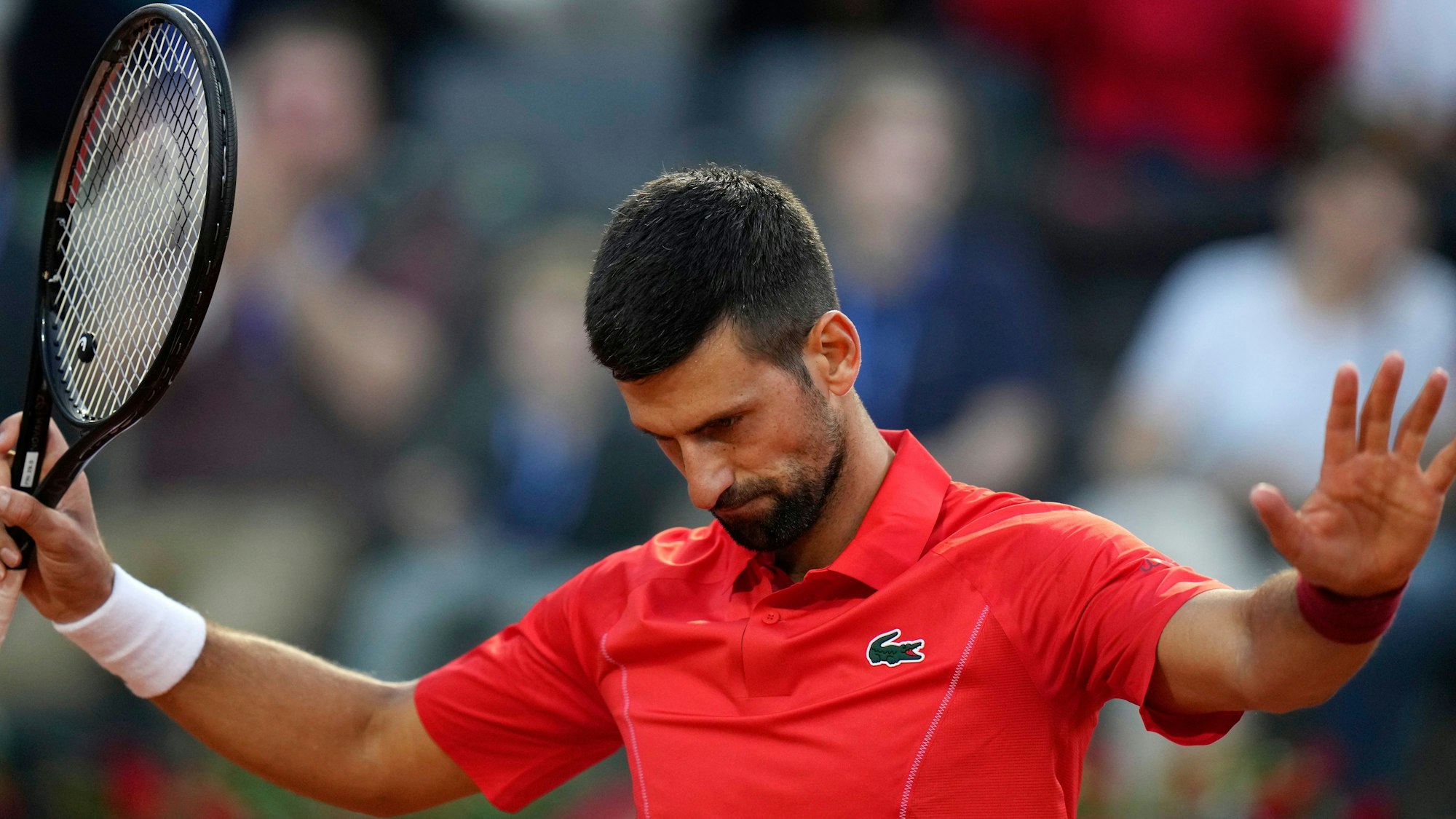 Novak Djokovic gestikuliert während des Spiels.