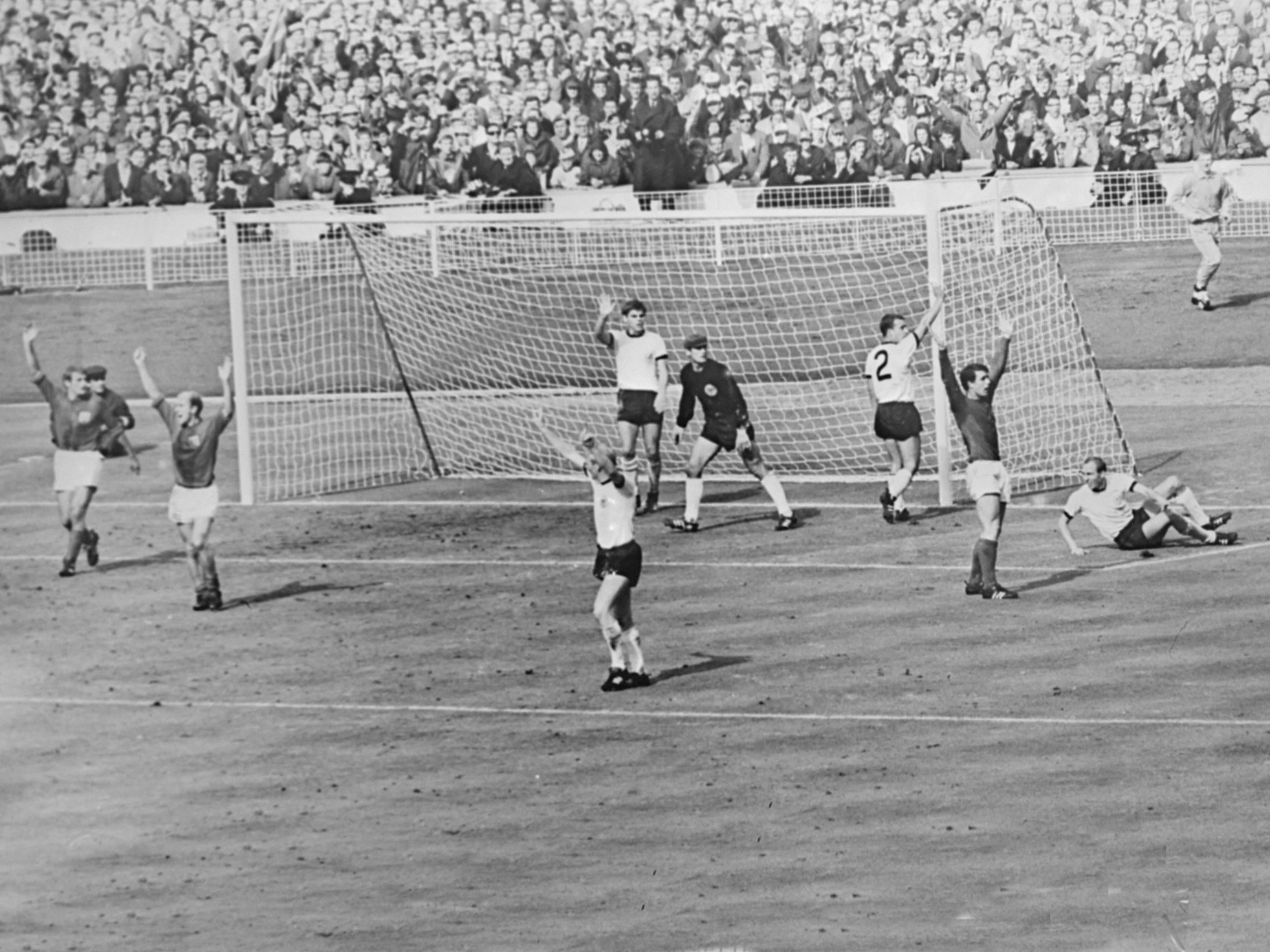 Deutsche und englische Spieler heben beschwerend die Arme.