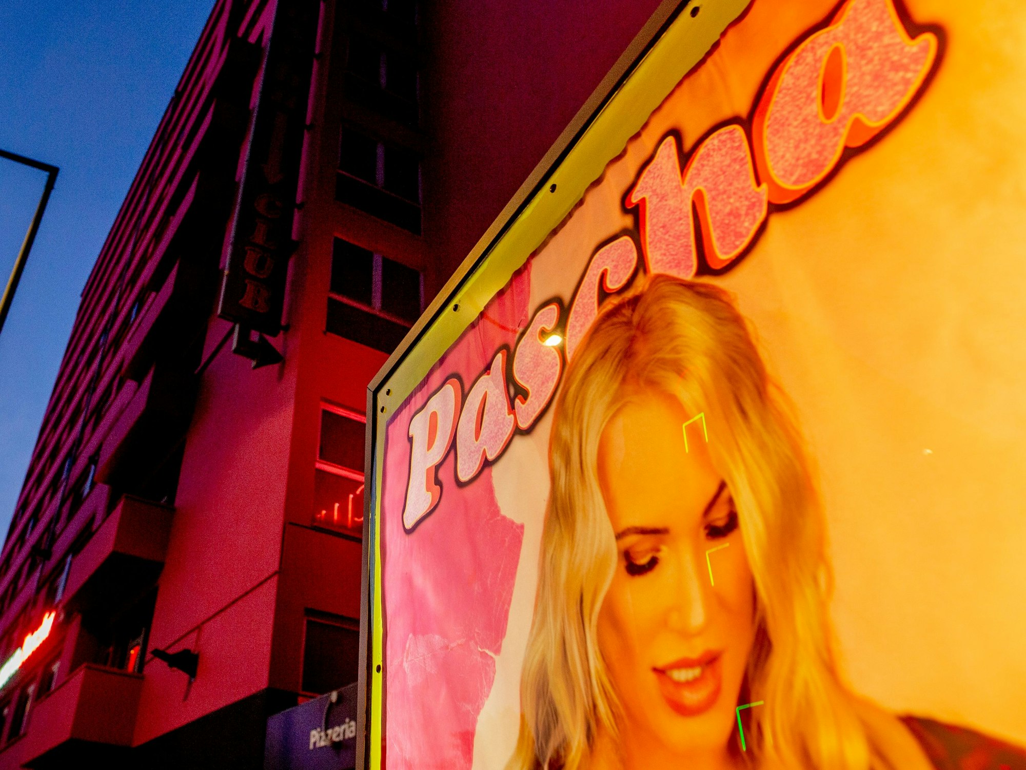 Blick auf ein Werbeplakat vor dem Pascha in der Hornstraße in Köln.